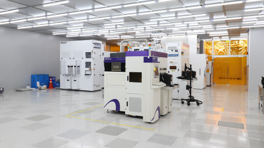 대전 나노종합기술원 2층 팹 시설에 구축된 '12인치 반도체 테스트 베드'. 증착장비 등 5종의 장비가 설치, 2분기 본격 서비스를 앞두고 있다.